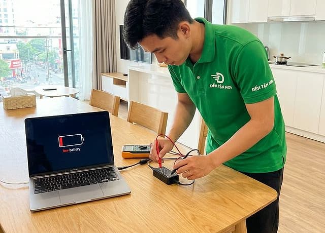 Kiểm tra nguồn điện và ổ cắm sạc laptop