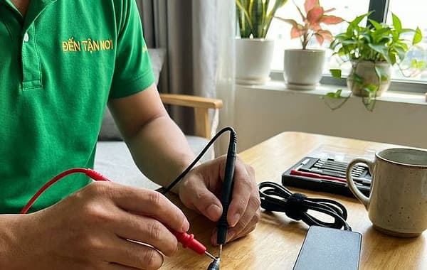 Tắt máy và rút sạc