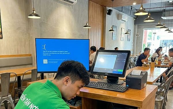 Giữ nút nguồn 15 giây, sau đó gắn pin và thử bật lại