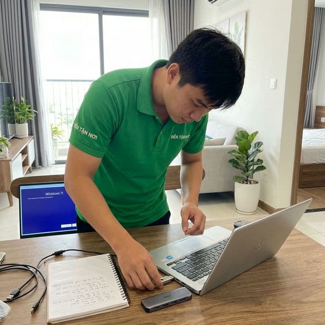 Kỹ thuật viên ĐẾN TẬN NƠI cài Windows 11 từ USB cho laptop tại căn hộ Đà Nẵng